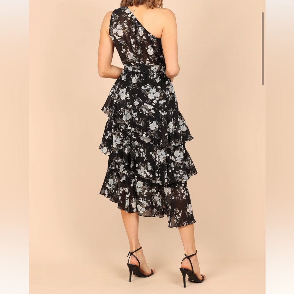 Petal & Pup | Brigette One Shoulder Tiered Midi Dress - Picture 3 of 4